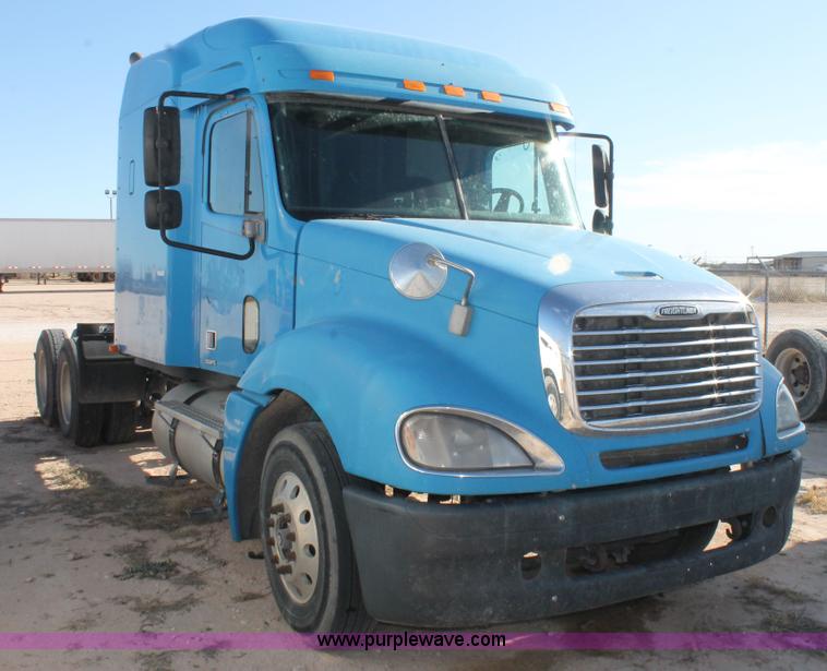 image for item AO9538 2003 Freightliner Columbia semi truck