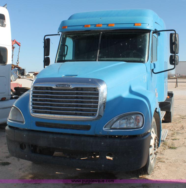 image for item AO9538 2003 Freightliner Columbia semi truck