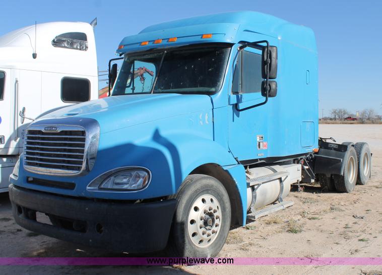 image for item AO9538 2003 Freightliner Columbia semi truck