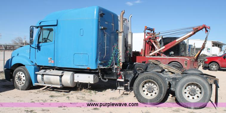 image for item AO9538 2003 Freightliner Columbia semi truck