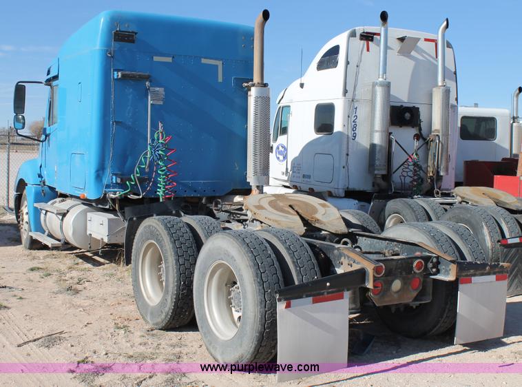 image for item AO9538 2003 Freightliner Columbia semi truck