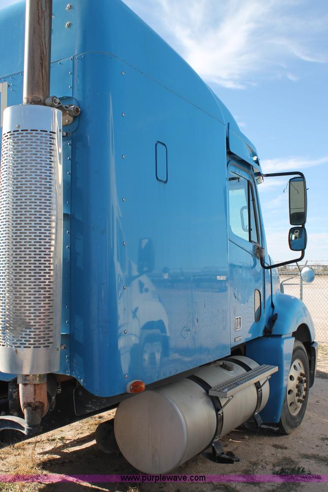 image for item AO9538 2003 Freightliner Columbia semi truck