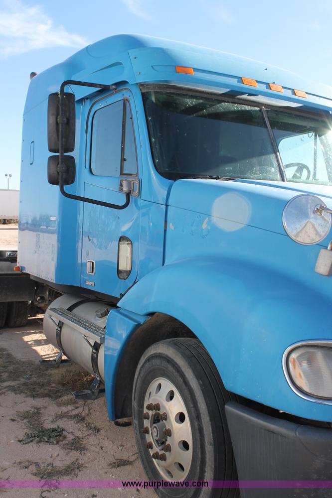 image for item AO9538 2003 Freightliner Columbia semi truck