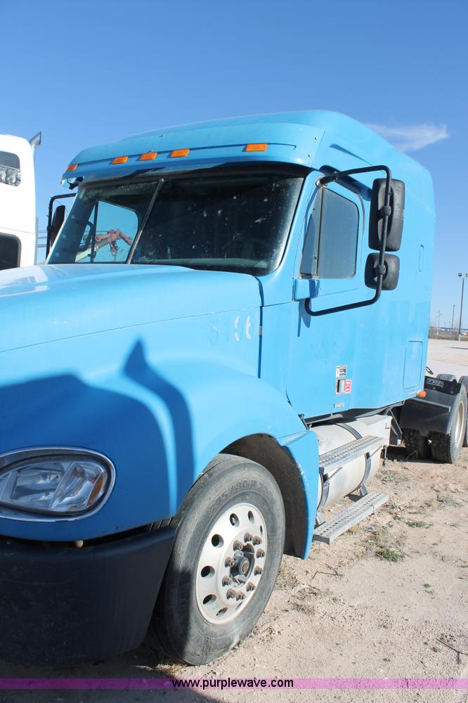 image for item AO9538 2003 Freightliner Columbia semi truck