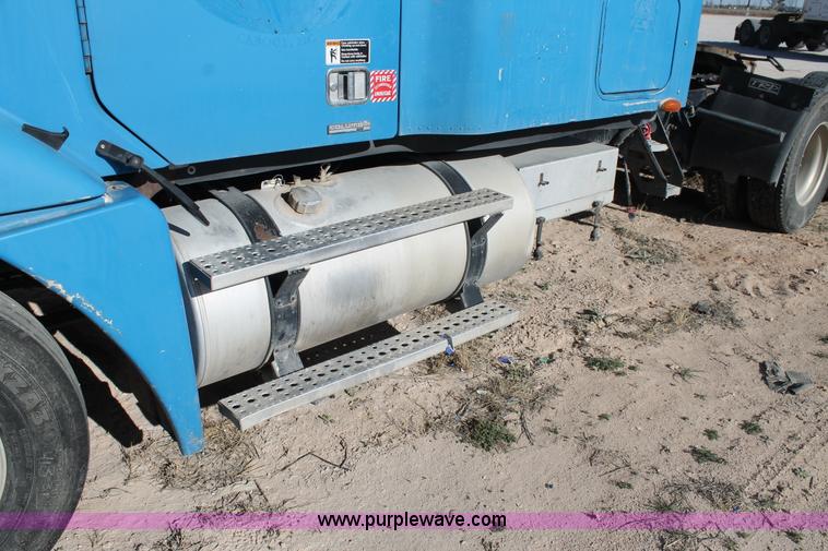 image for item AO9538 2003 Freightliner Columbia semi truck