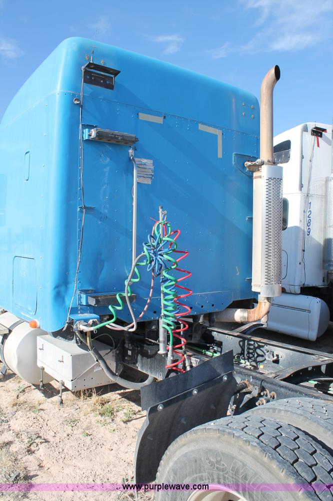 image for item AO9538 2003 Freightliner Columbia semi truck