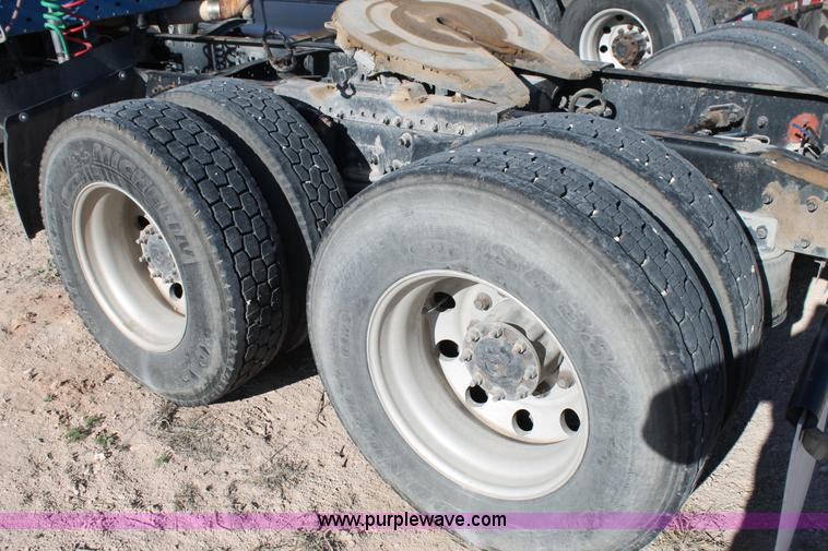 image for item AO9538 2003 Freightliner Columbia semi truck