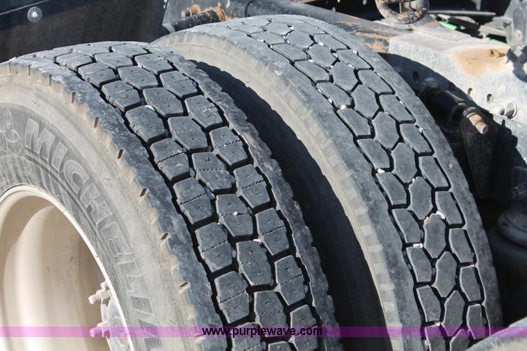 image for item AO9538 2003 Freightliner Columbia semi truck