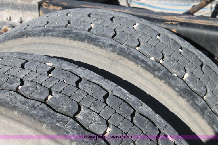 image for item AO9538 2003 Freightliner Columbia semi truck