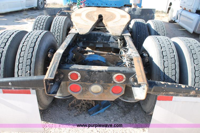 image for item AO9538 2003 Freightliner Columbia semi truck