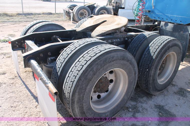 image for item AO9538 2003 Freightliner Columbia semi truck