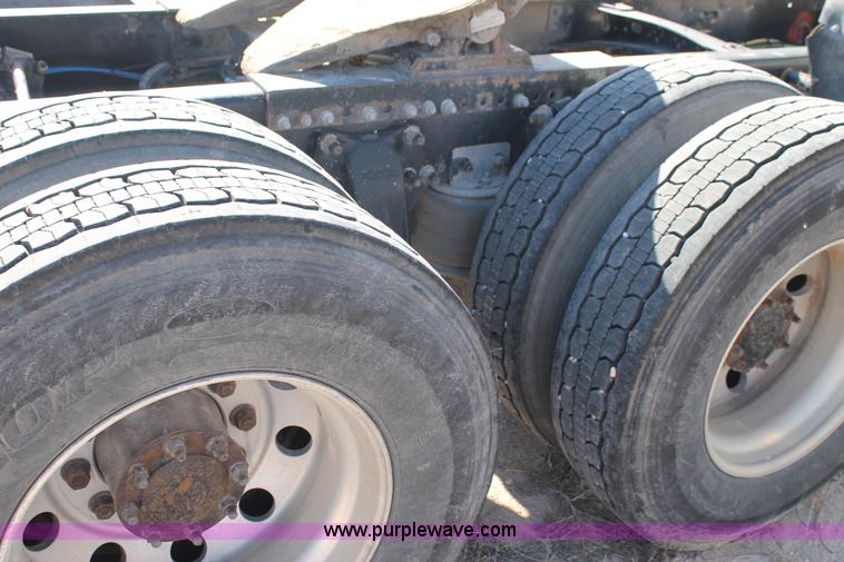 image for item AO9538 2003 Freightliner Columbia semi truck