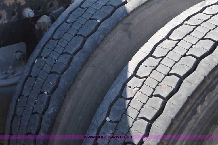 image for item AO9538 2003 Freightliner Columbia semi truck