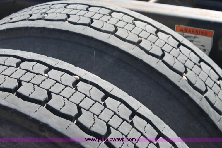 image for item AO9538 2003 Freightliner Columbia semi truck