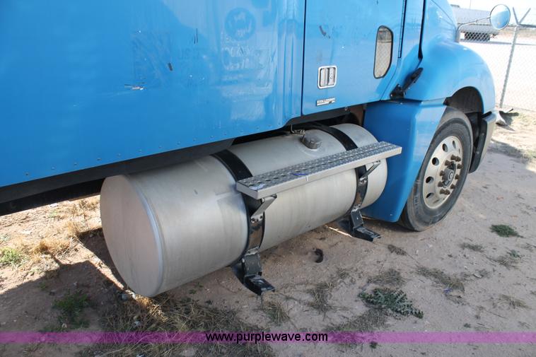 image for item AO9538 2003 Freightliner Columbia semi truck