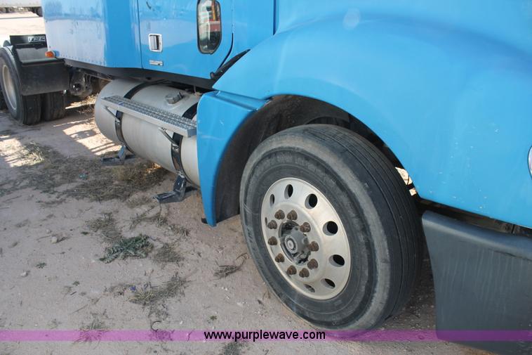 image for item AO9538 2003 Freightliner Columbia semi truck