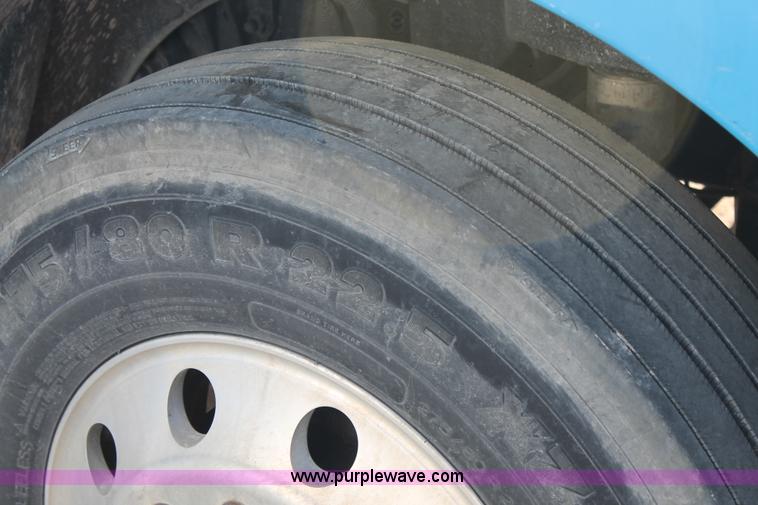 image for item AO9538 2003 Freightliner Columbia semi truck