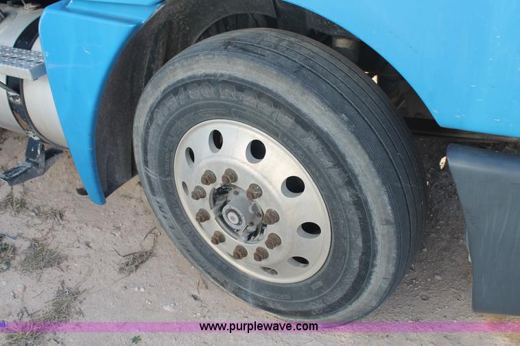 image for item AO9538 2003 Freightliner Columbia semi truck