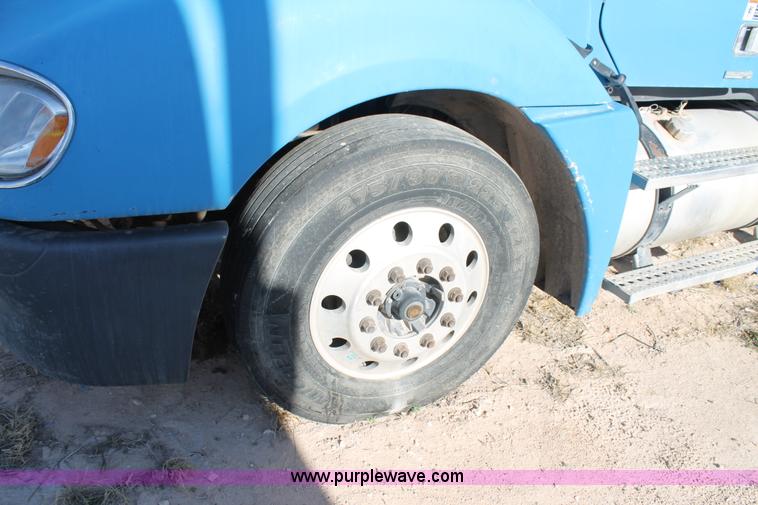 image for item AO9538 2003 Freightliner Columbia semi truck