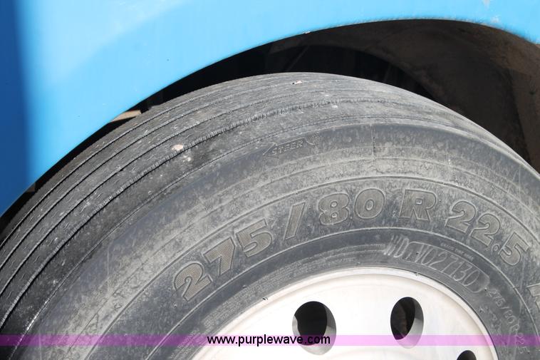 image for item AO9538 2003 Freightliner Columbia semi truck