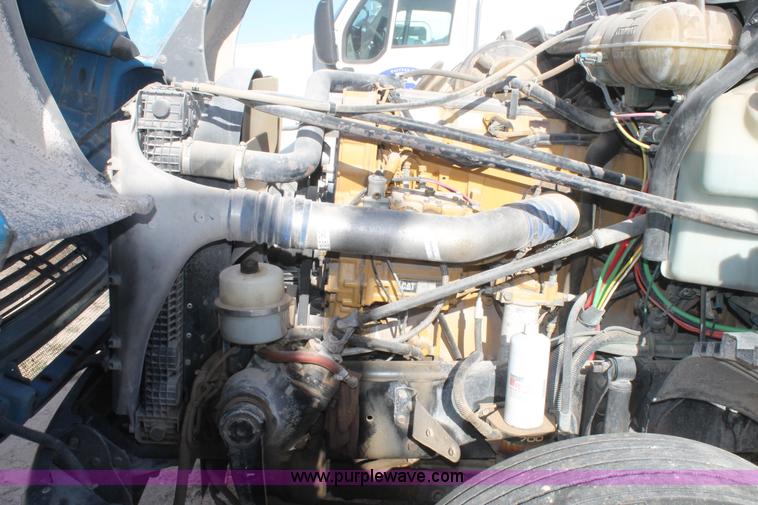 image for item AO9538 2003 Freightliner Columbia semi truck