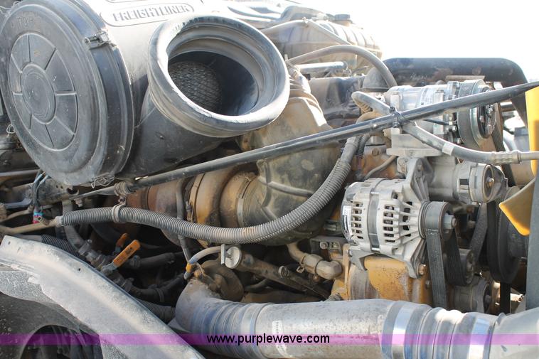 image for item AO9538 2003 Freightliner Columbia semi truck