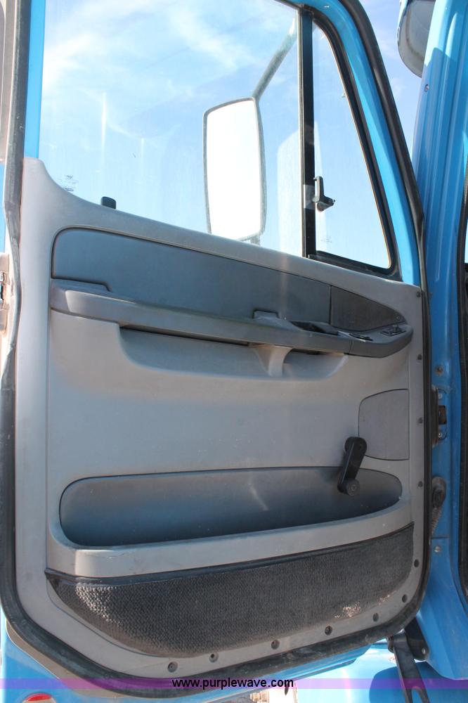 image for item AO9538 2003 Freightliner Columbia semi truck