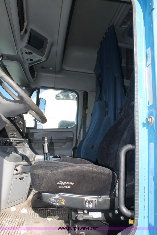 image for item AO9538 2003 Freightliner Columbia semi truck