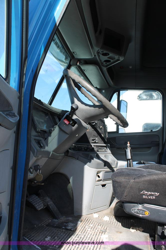 image for item AO9538 2003 Freightliner Columbia semi truck