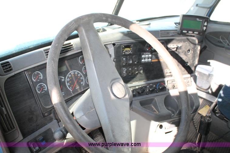 image for item AO9538 2003 Freightliner Columbia semi truck