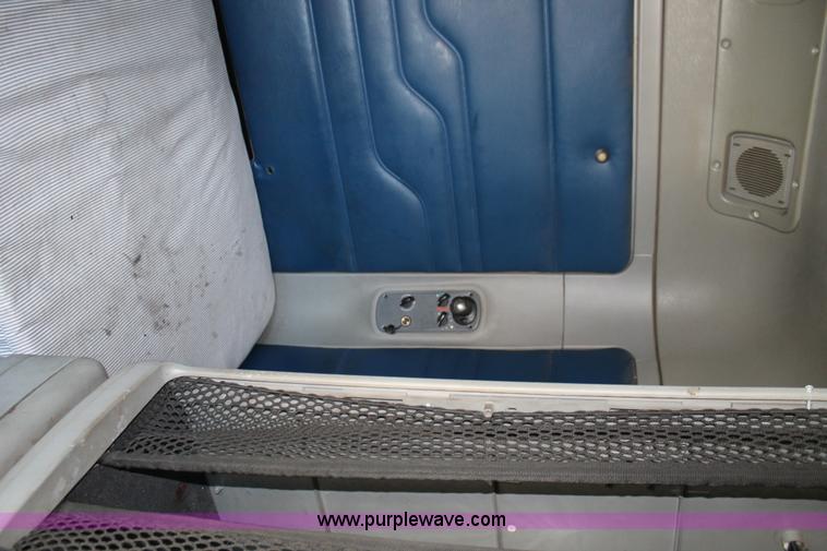 image for item AO9538 2003 Freightliner Columbia semi truck