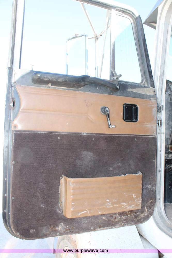 image for item AO9539 1999 Peterbilt 377 semi truck