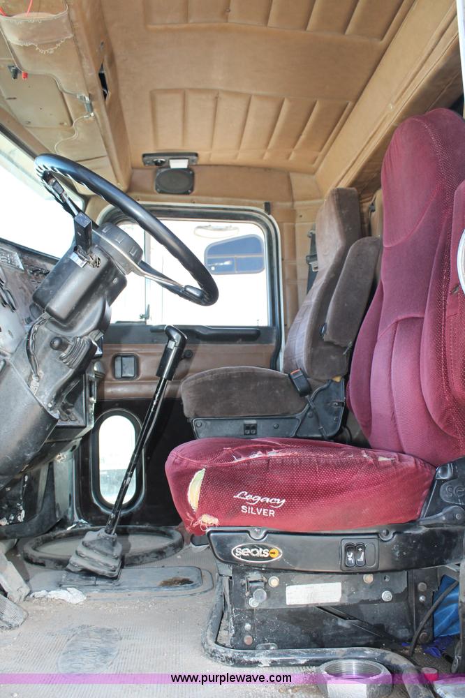 image for item AO9539 1999 Peterbilt 377 semi truck