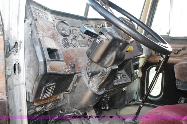 image for item AO9539 1999 Peterbilt 377 semi truck