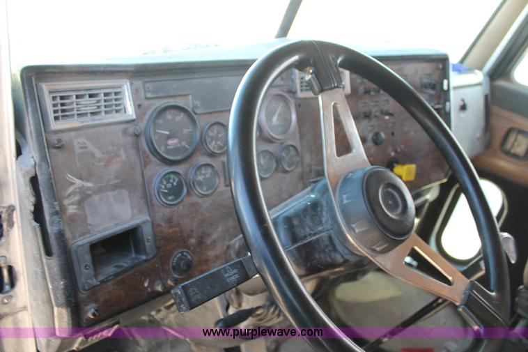 image for item AO9539 1999 Peterbilt 377 semi truck