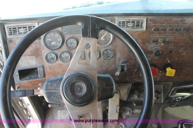 image for item AO9539 1999 Peterbilt 377 semi truck