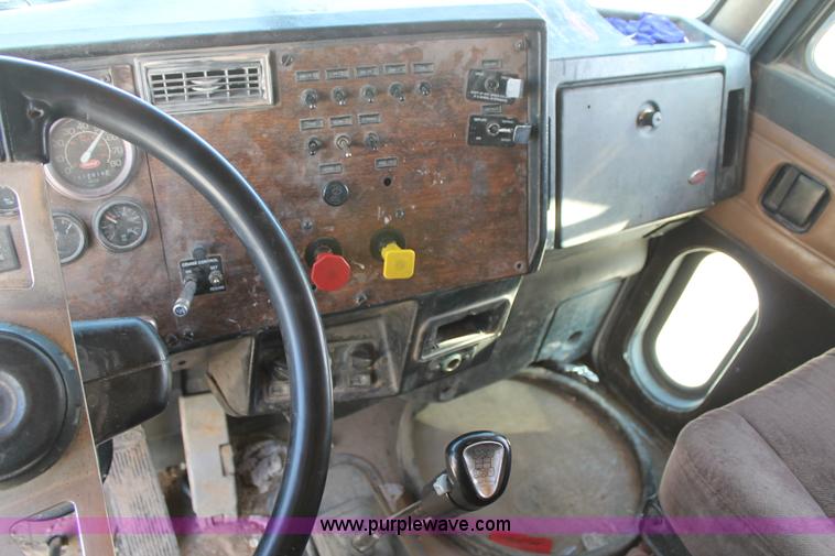 image for item AO9539 1999 Peterbilt 377 semi truck