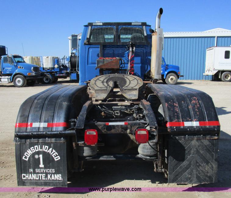 image for item D2352 1998 Ford AT9513 semi truck