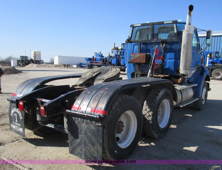 image for item D2352 1998 Ford AT9513 semi truck