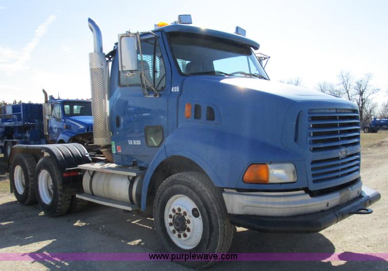 image for item D2352 1998 Ford AT9513 semi truck