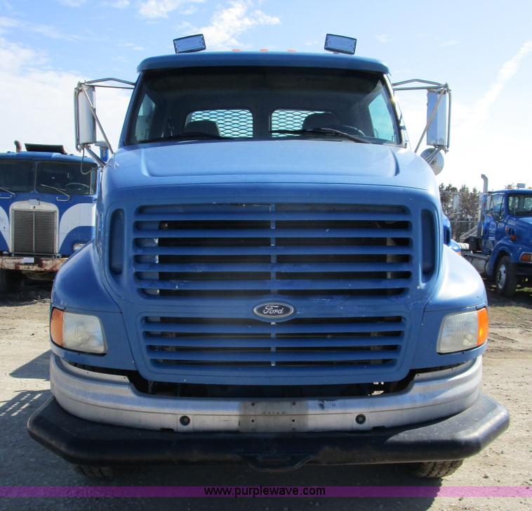 image for item D2352 1998 Ford AT9513 semi truck