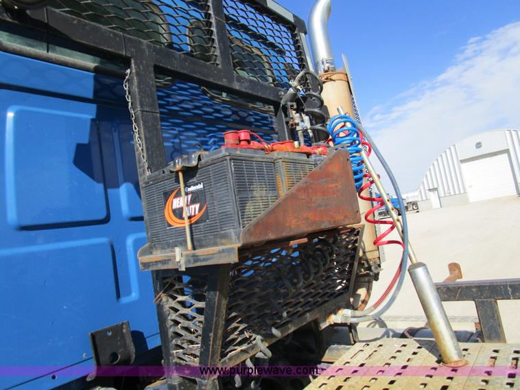 image for item D2352 1998 Ford AT9513 semi truck