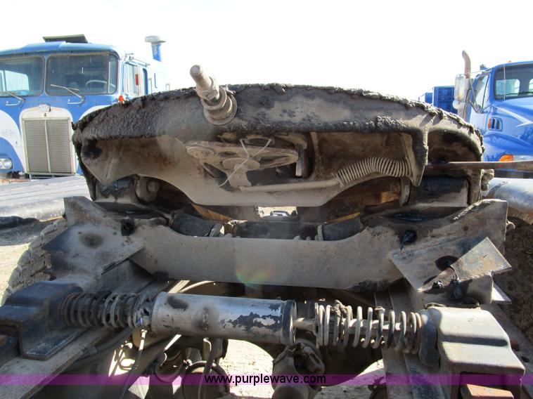 image for item D2352 1998 Ford AT9513 semi truck