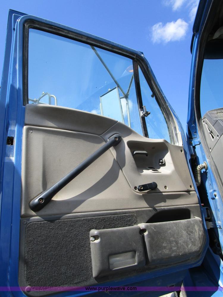 image for item D2352 1998 Ford AT9513 semi truck