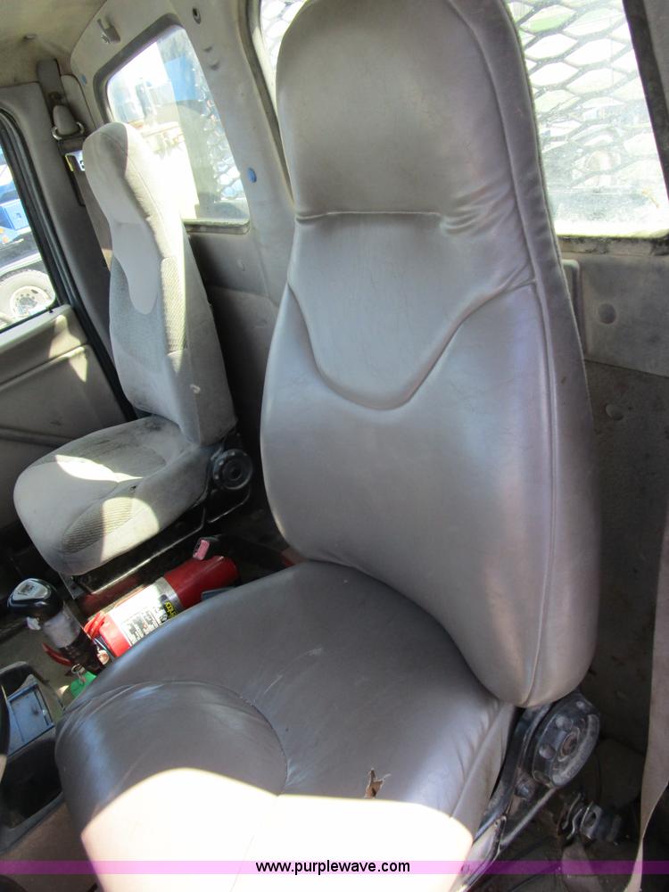 image for item D2352 1998 Ford AT9513 semi truck