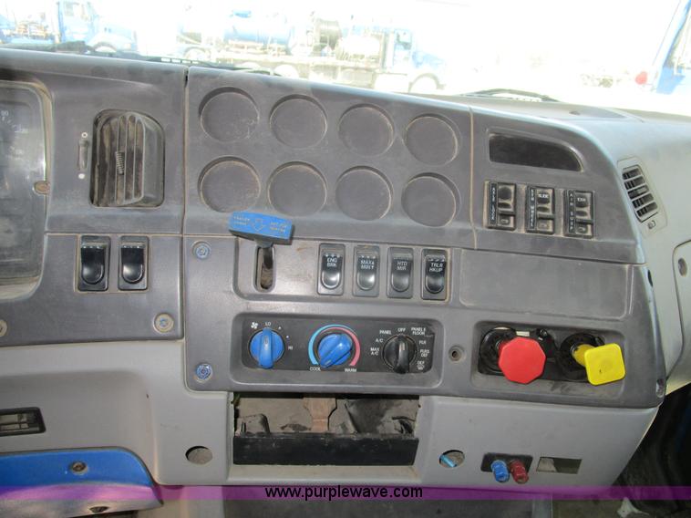 image for item D2352 1998 Ford AT9513 semi truck