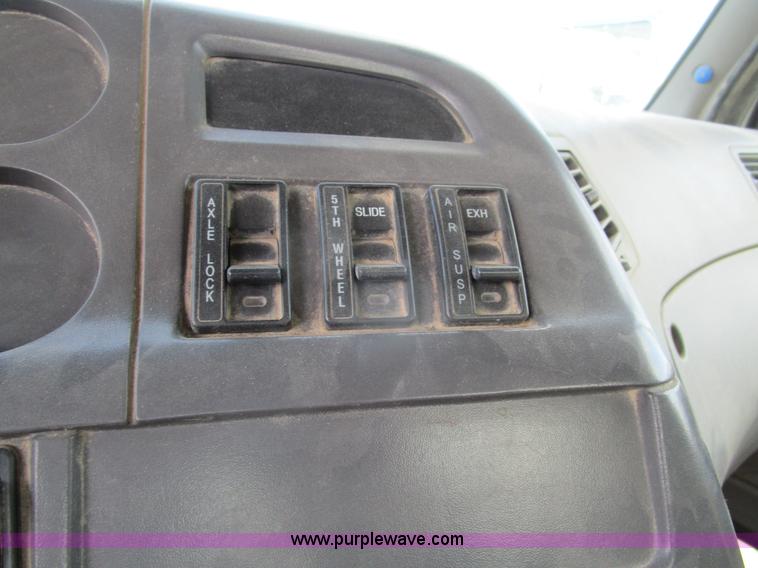 image for item D2352 1998 Ford AT9513 semi truck