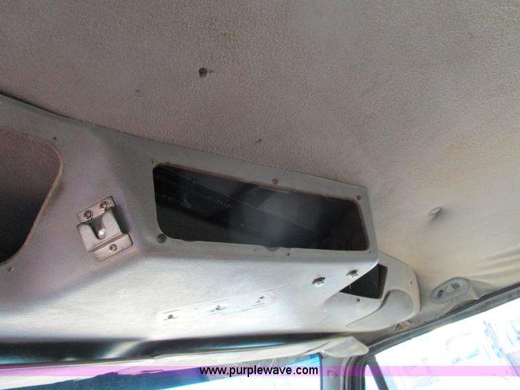 image for item D2352 1998 Ford AT9513 semi truck