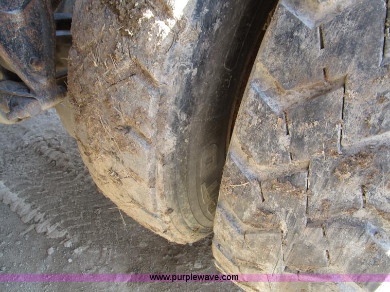 image for item D2352 1998 Ford AT9513 semi truck