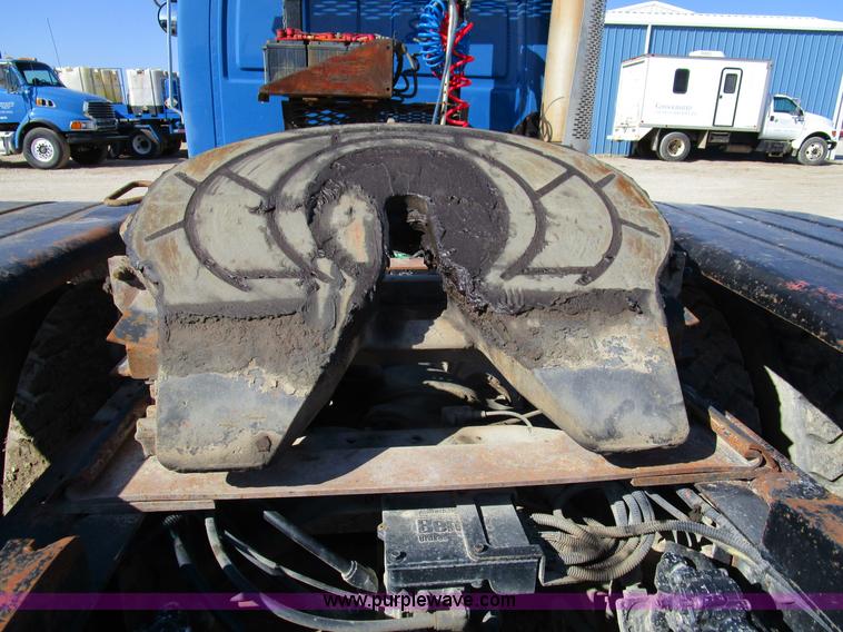 image for item D2352 1998 Ford AT9513 semi truck